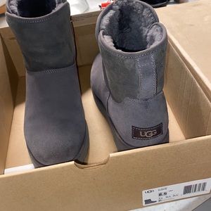 Grey Ugg’s size women’s 8 1/2